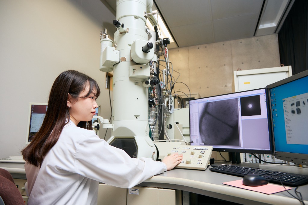 透過型電子顕微鏡（TEM）を操作する学生